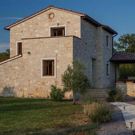 Villa Beautiful 4 Bedroom Tara, Pool And Privacy! *