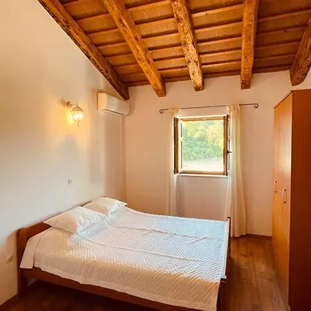 Beautiful 4 Bedroom Tara, Pool And Privacy! Ladici