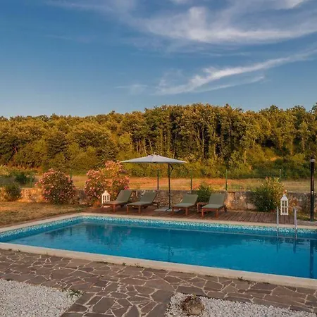 Villa Beautiful 4 Bedroom Tara, Pool And Privacy!