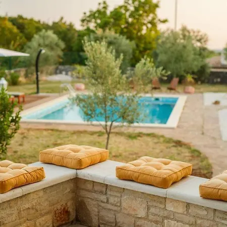 Beautiful 4 Bedroom Tara, Pool And Privacy! Villa *