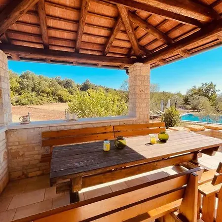 Beautiful 4 Bedroom Tara, Pool And Privacy! Villa