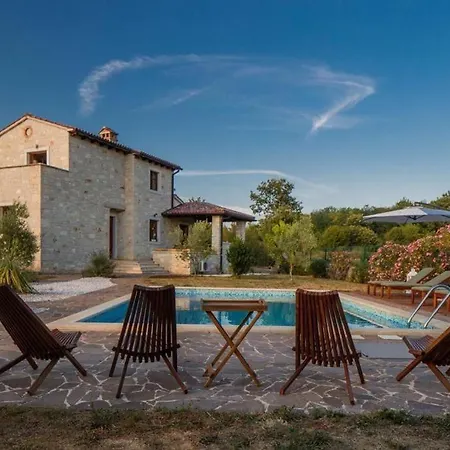 Beautiful 4 Bedroom Tara, Pool And Privacy! Villa Ladici