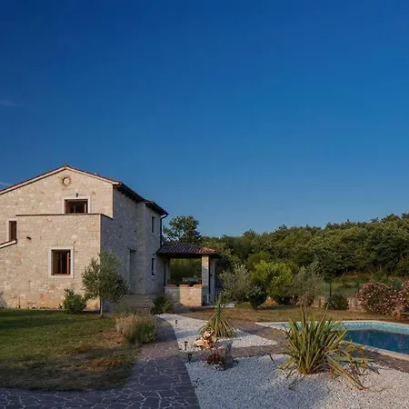 Villa Beautiful 4 Bedroom Tara, Pool And Privacy!