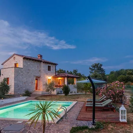 Villa Beautiful 4 Bedroom Tara, Pool And Privacy! *