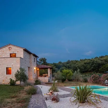 Beautiful 4 Bedroom Tara, Pool And Privacy! *