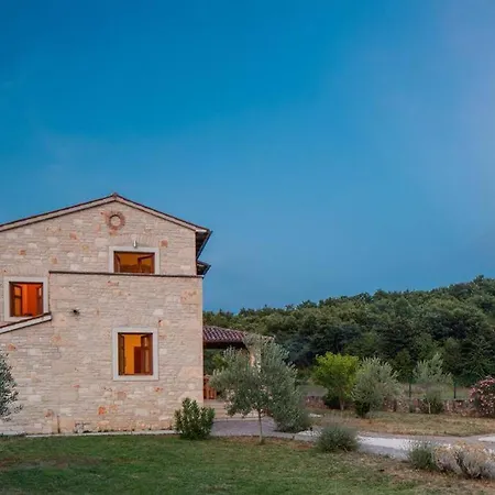 Beautiful 4 Bedroom Tara, Pool And Privacy! Ladici
