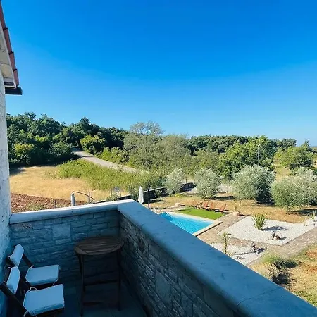 Beautiful 4 Bedroom Tara, Pool And Privacy!