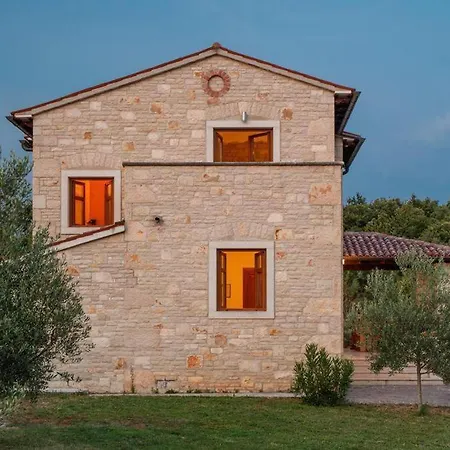 Beautiful 4 Bedroom Tara, Pool And Privacy!