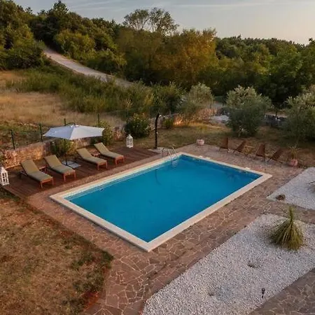 Βίλα Beautiful 4 Bedroom Tara, Pool And Privacy!
