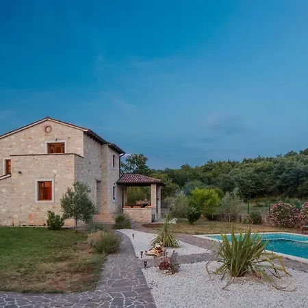 Beautiful 4 Bedroom Tara, Pool And Privacy! * Ladici