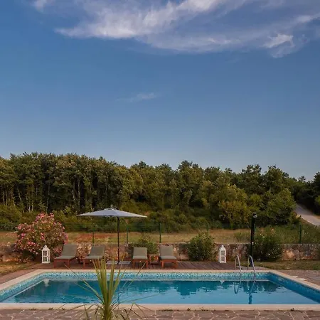 Beautiful 4 Bedroom Tara, Pool And Privacy! * Ladici