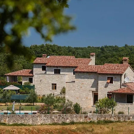 Beautiful 4 Bedroom Tara, Pool And Privacy! Βίλα